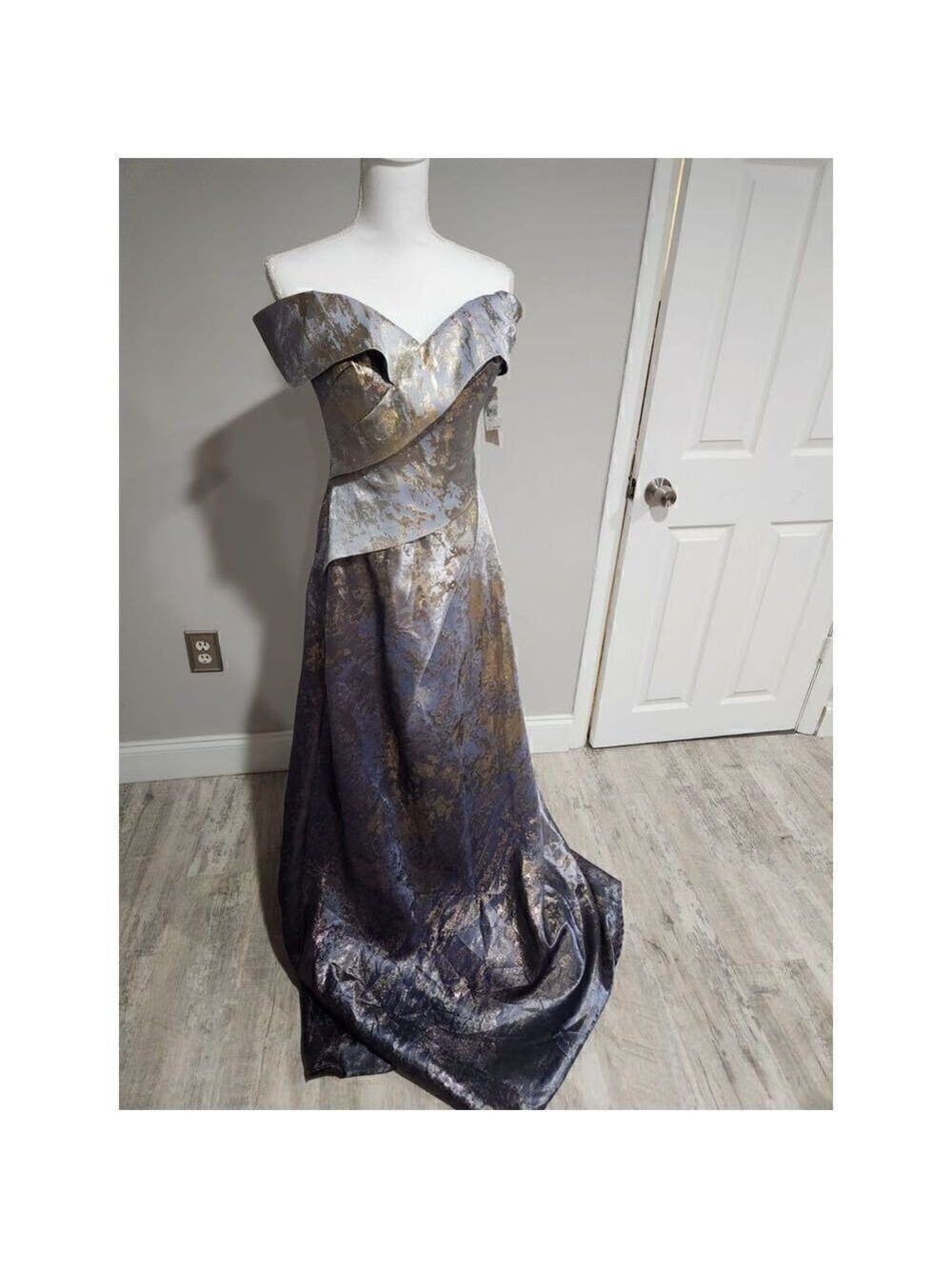 Rene Ruiz Metallic Off-the-Shoulder Gown size 4 NWT - Picture 5 of 5